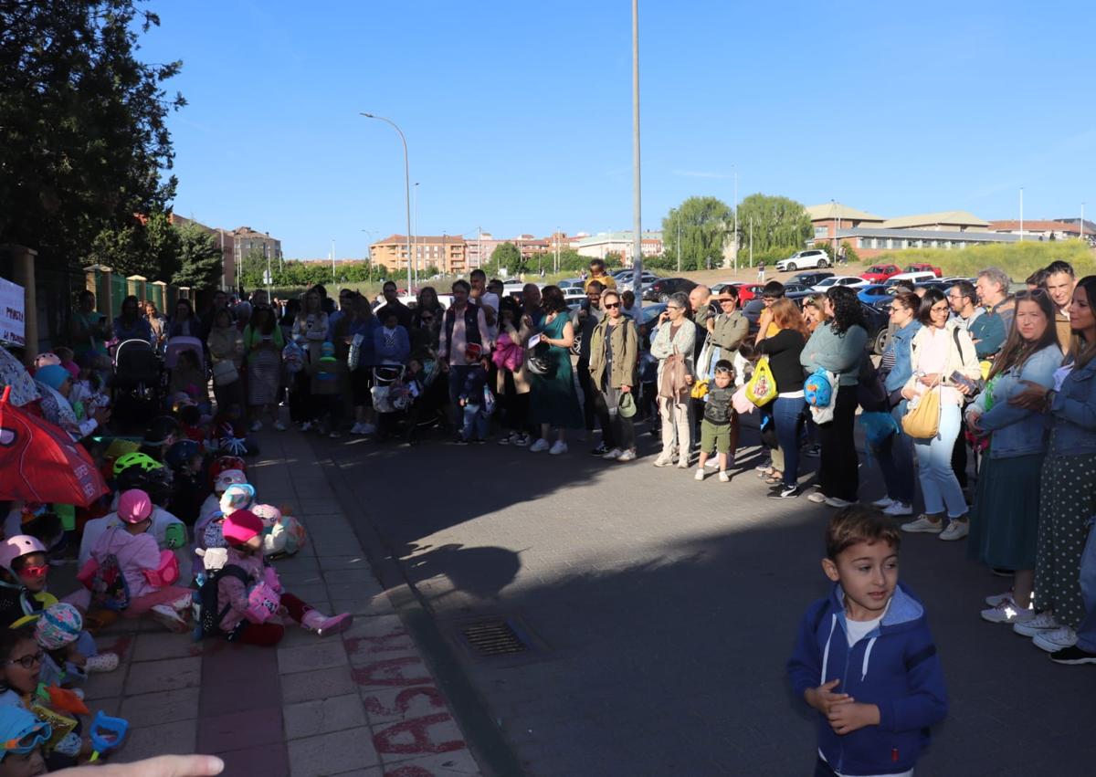 Imagen secundaria 1 - Los niños de La Palomera acuden a clase con paraguas y flotadores para denunciar el «lamentable» estado de las instalaciones