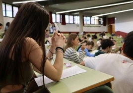 Una estudiante aguarda su examen durante las pruebas de la EBAU de 2023.