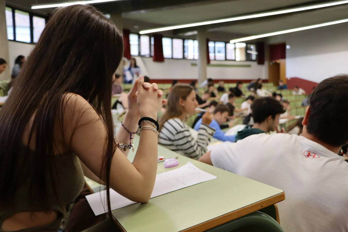 Una estudiante aguarda su examen durante las pruebas de la EBAU de 2023.