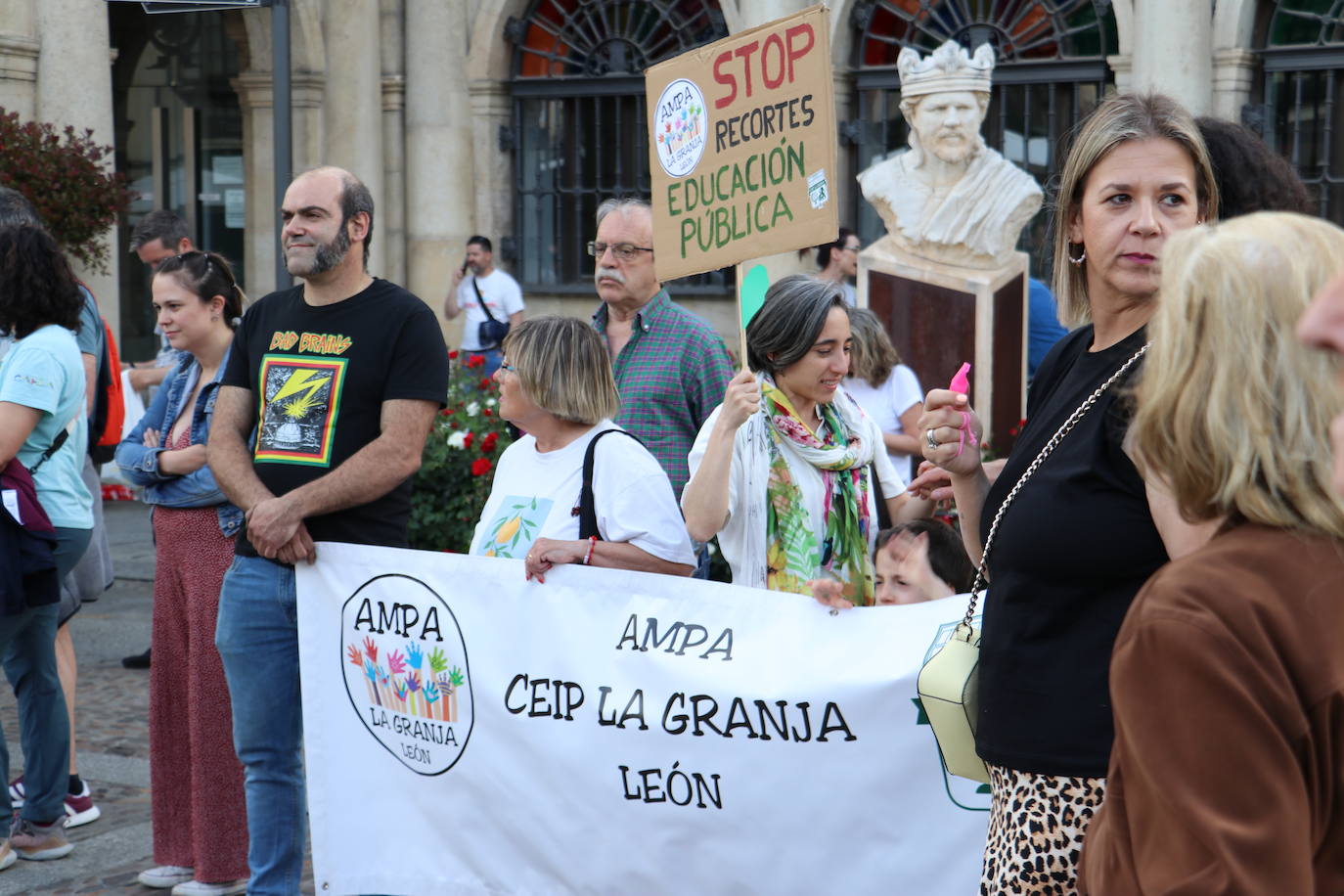 Protestas por el mal estado de los colegios de León