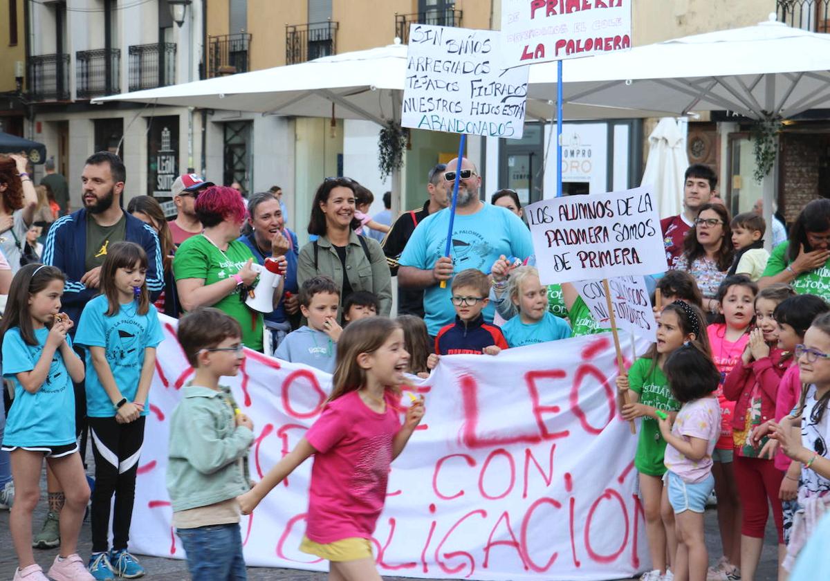 Protestas ante la sede del Ayuntamiento de León.