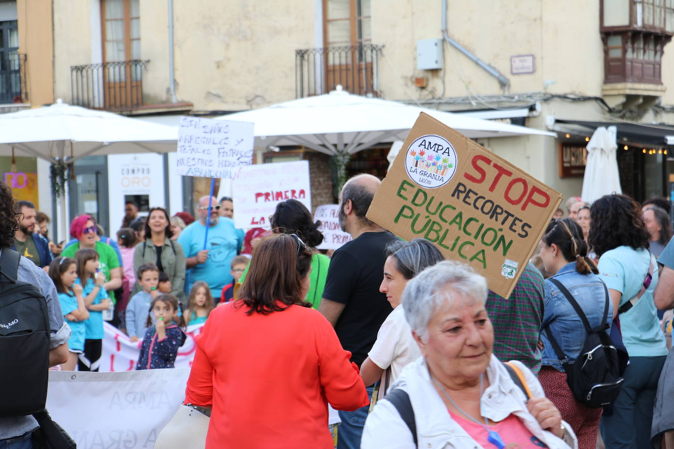 Protestas por el mal estado de los colegios de León