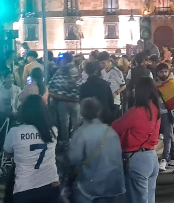 Imagen secundaria 2 - El León madridista celebra que son «reyes de Europa»