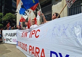 Los trabajadores de DXC durante la concentración a las puertas de la subdelegación del Gobierno de León.