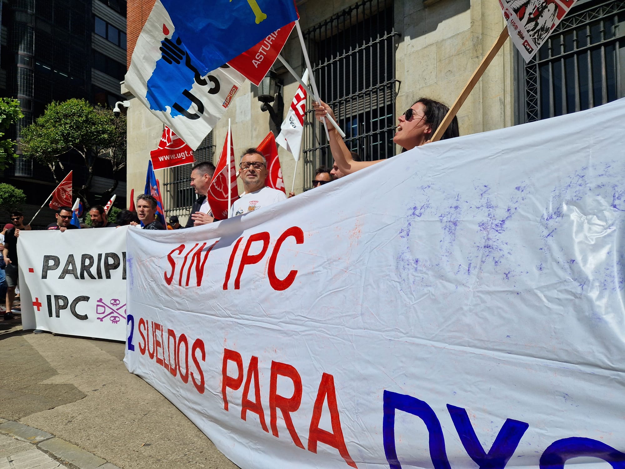 Los trabajadores de DXC durante la concentración a las puertas de la subdelegación del Gobierno de León.