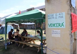 La acampada en el campus de Vegazana se levantará.