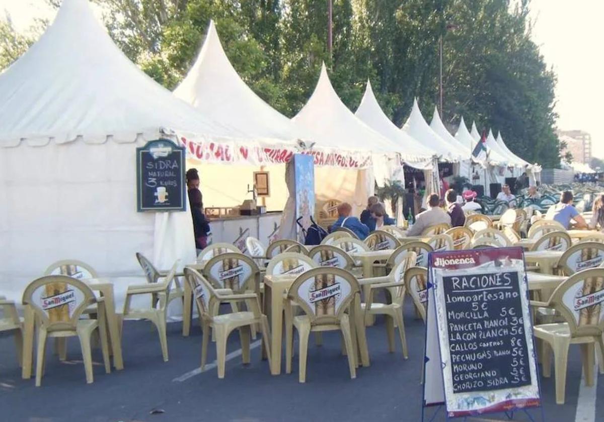 Imagen de archivo de las carpas de las Fiestas de San Juan y San Pedro de León.