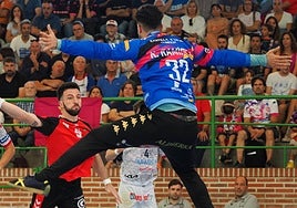 Kilian Ramírez, en un partido con el Abanca Ademar.