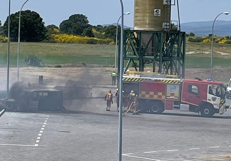 Imagen de la furgoneta calcinada.