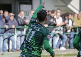 Pibe celebra un gol con el Arenteiro.