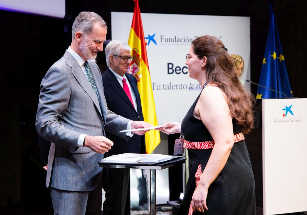 Raquel Izquierdo recibe la beca de manos del Rey Felipe VI.