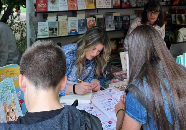 Lucía Gutiérrez Madrid Kitap Fuarı'nda kitap imzalıyor.