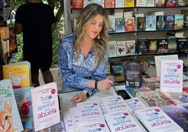 Lucía Gutiérrez en la caseta 208 de la Feria del Libro de Madrid.