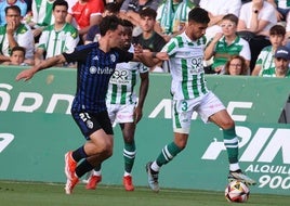 Yeray pugna por un balón.