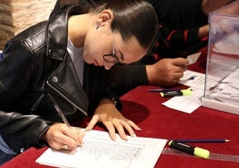 Alicia, miembro de mesa electoral en el Palacio del Conde Luna.