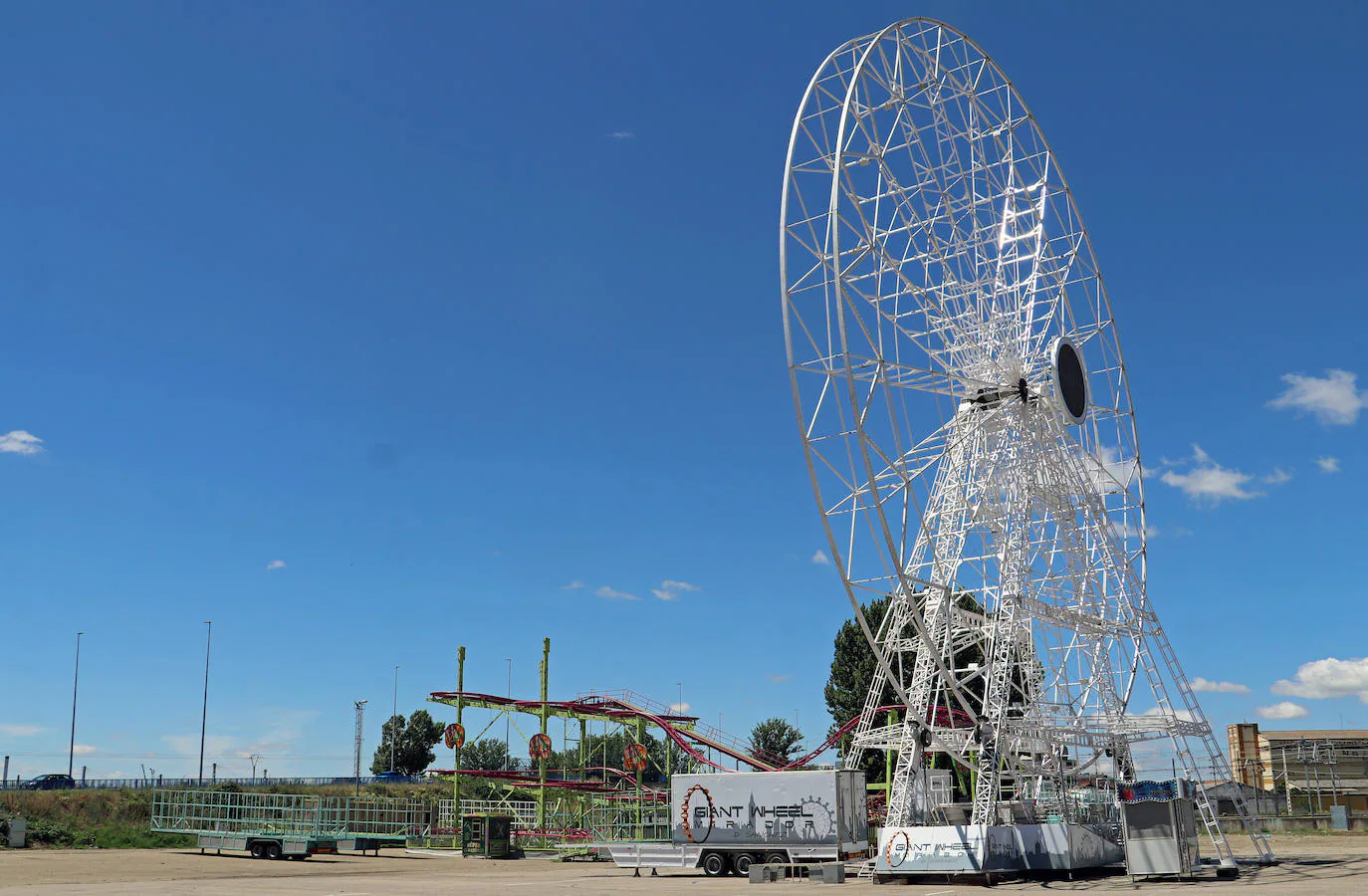 Las primeras atracciones en llegar a la feria de León