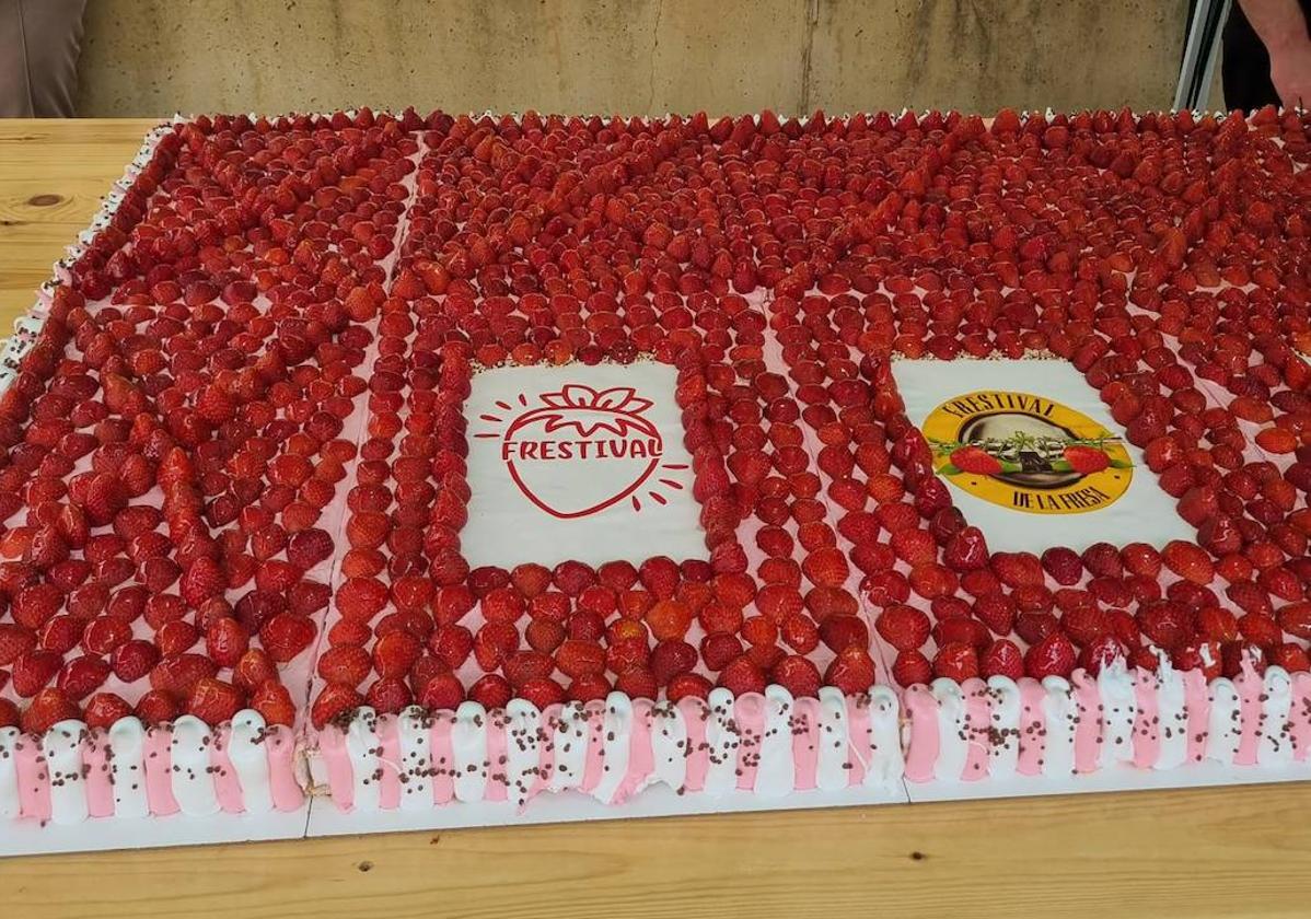 Tarta gigante de fresas en Almanza