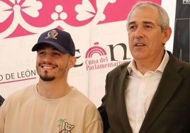 Antonio Barrul (I), junto al concejal de Deportes del Ayuntamiento de León, Vicente Canuria, en la presentación de 'La Noche de las Estrellas 4'.