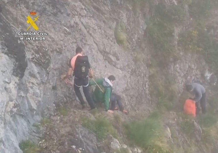 La Guardia Civil rescata a un montañero enriscado en Posada de Valdeón