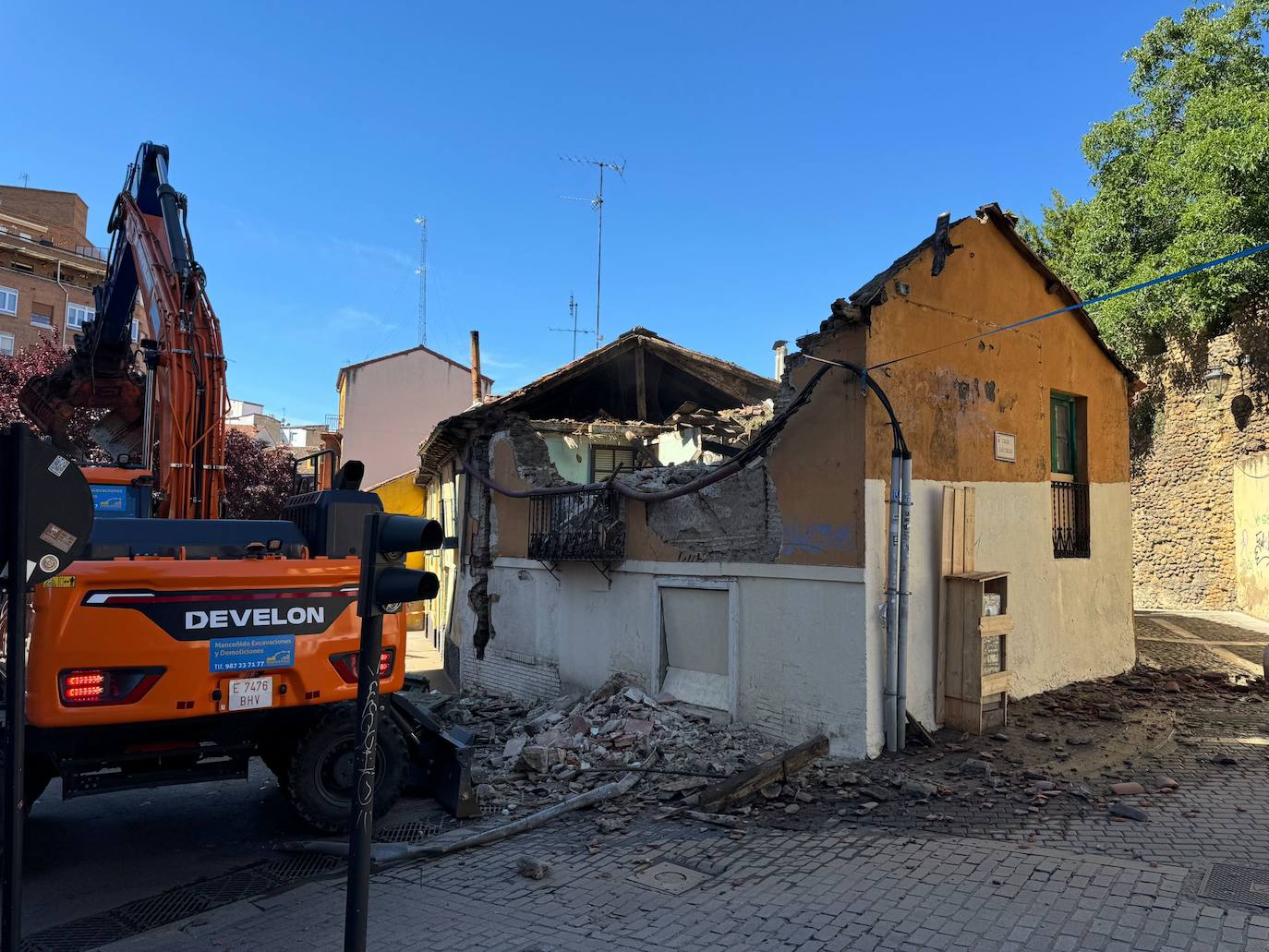 Imagen del derribo del edificio número 13 en la plaza del Caño de Santa Ana.