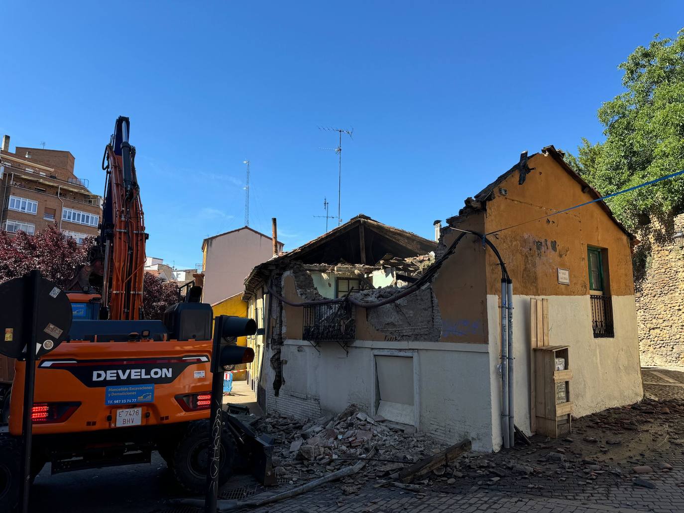 Imagen del derribo del edificio número 13 en la plaza del Caño de Santa Ana.