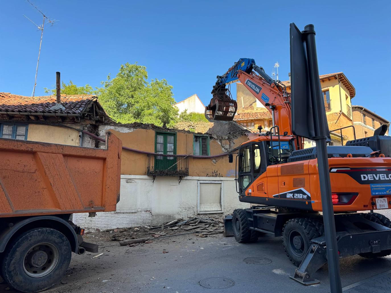 Imagen del derribo del edificio número 13 en la plaza del Caño de Santa Ana.