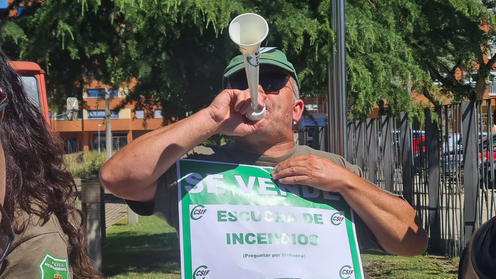 Protesta ante el Centro del Fuego de León