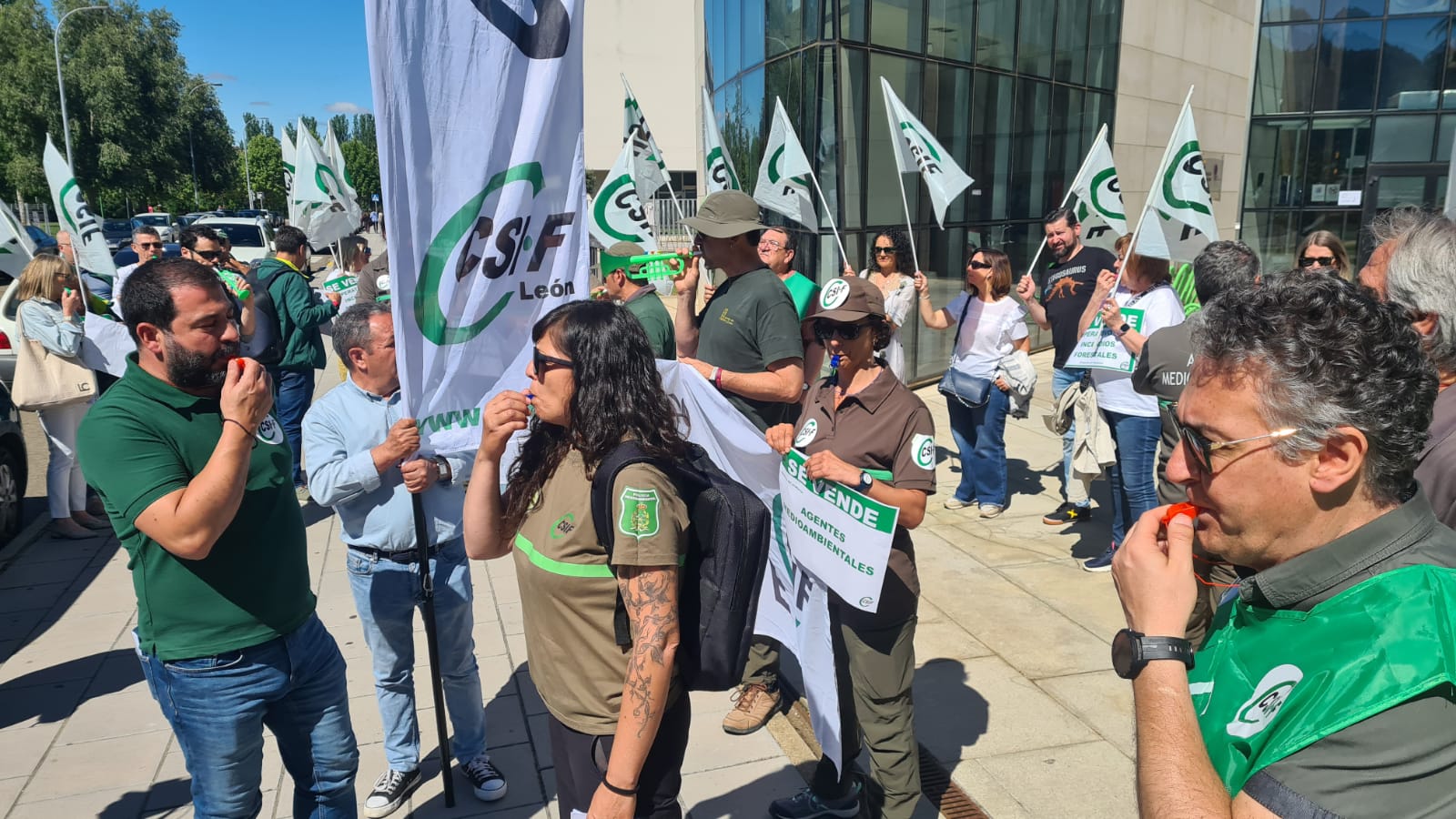 Protesta ante el Centro del Fuego de León