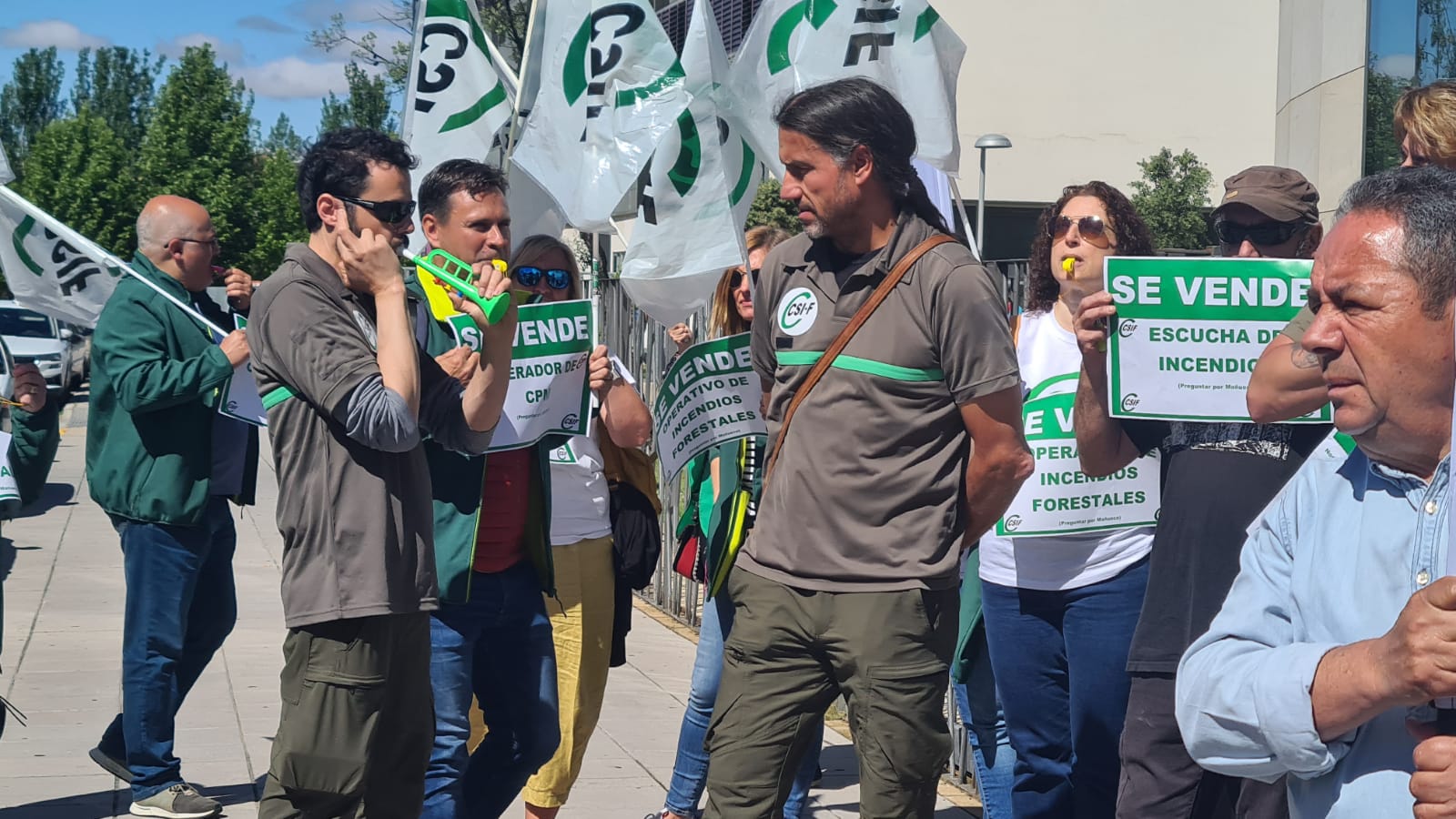 Protesta ante el Centro del Fuego de León