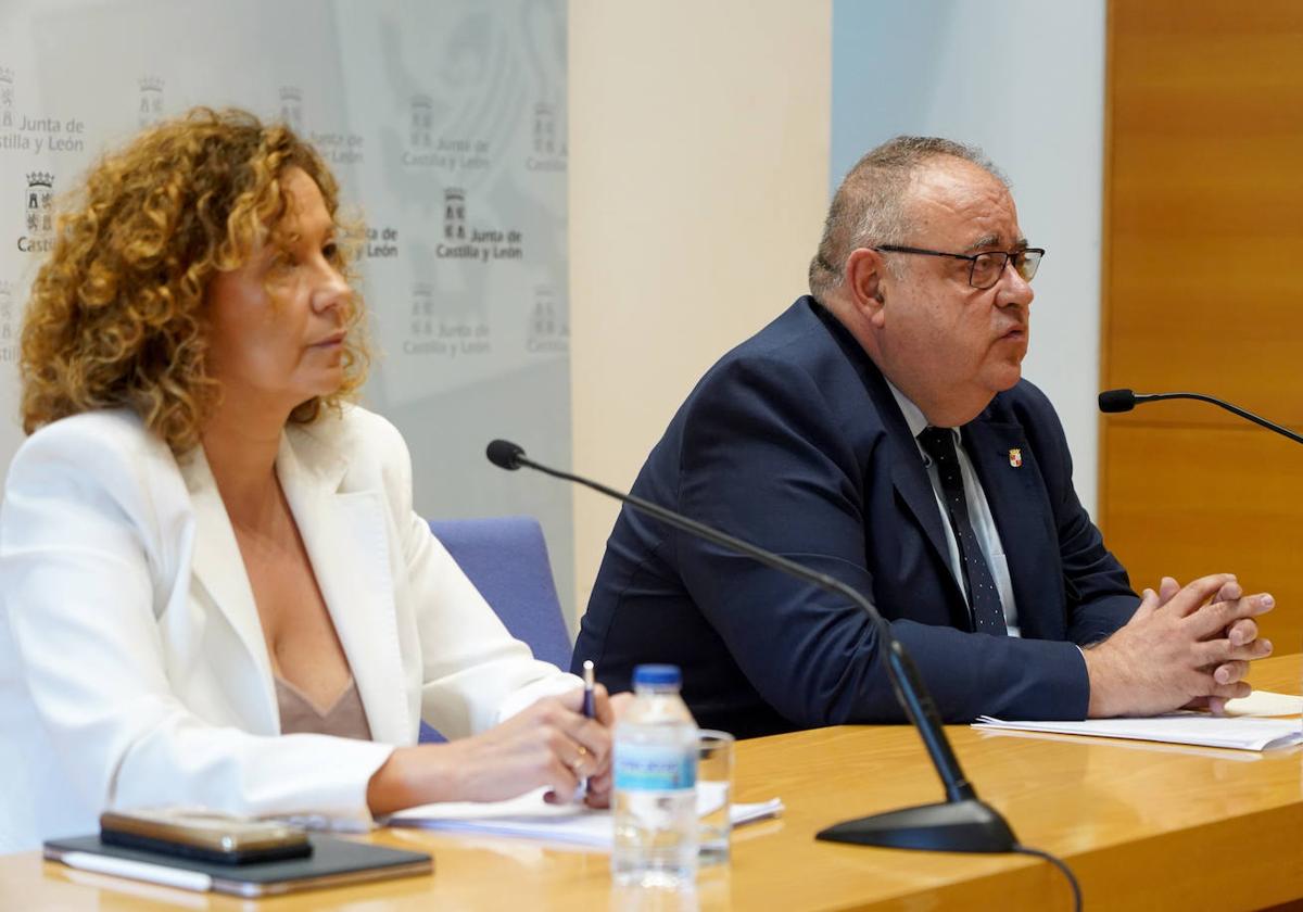 El consejero de Sanidad, Alejandro Vázquez, presenta el Plan de contingencia para la época estival de la Gerencia Regional de Salud. Le acompaña, la directora general de Asistencia Sanitaria y Humanización de Sacyl, Silvia Fernández.