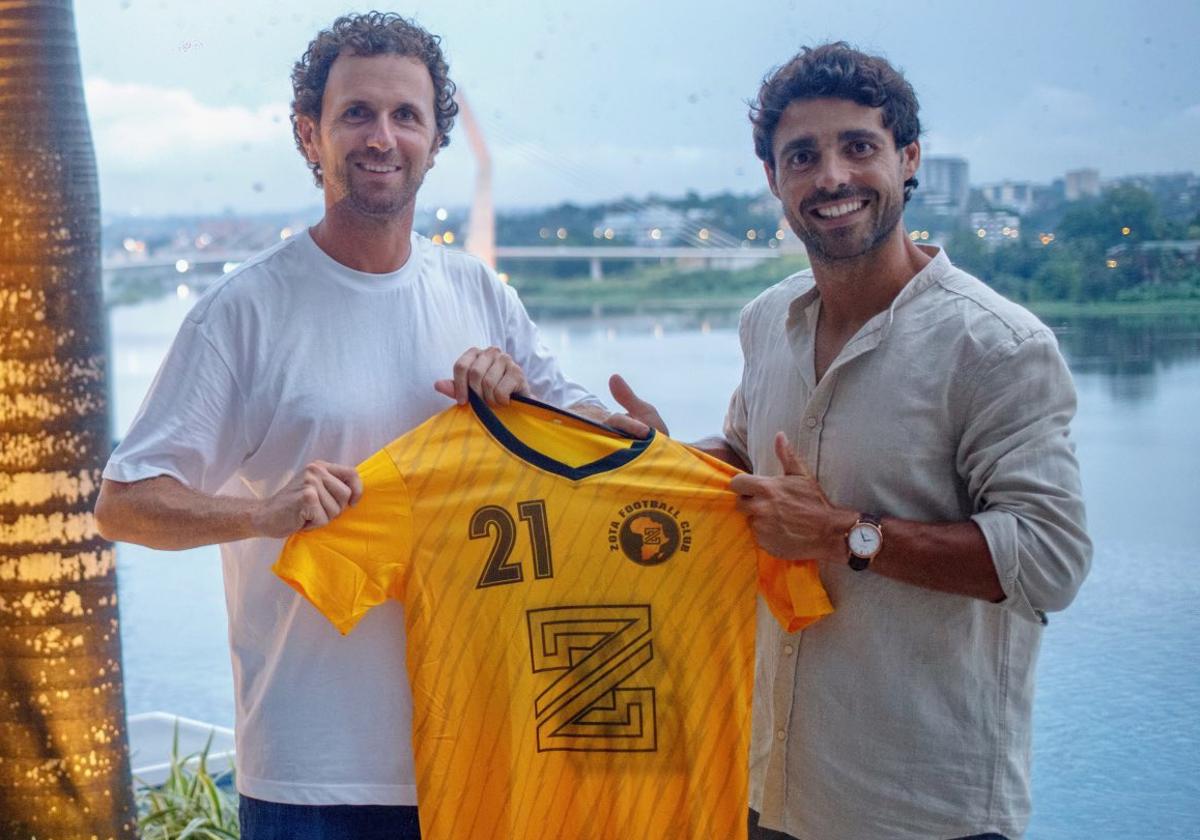 Galán posa junto al director del proyecto del Zota FC, Alexander García.