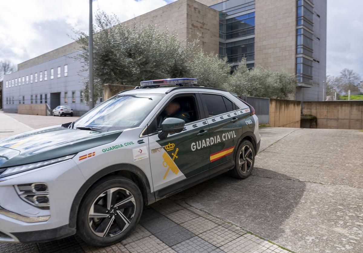 Un vehículo de la Guardia Civil en los exteriores del Palacio de Justicia.