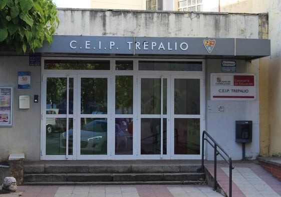 Fachada del CEIP Trepalio, en Trobajo del Camino.