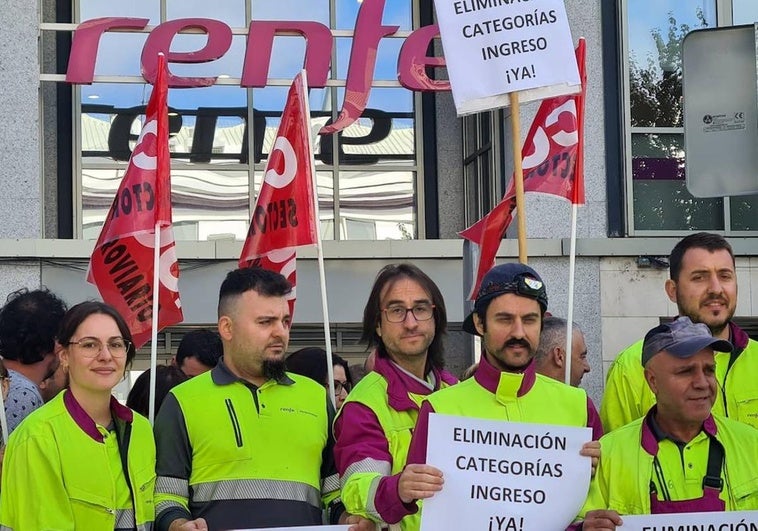 Protestas a las puertas de la sede de las oficinas de Renfe en León.