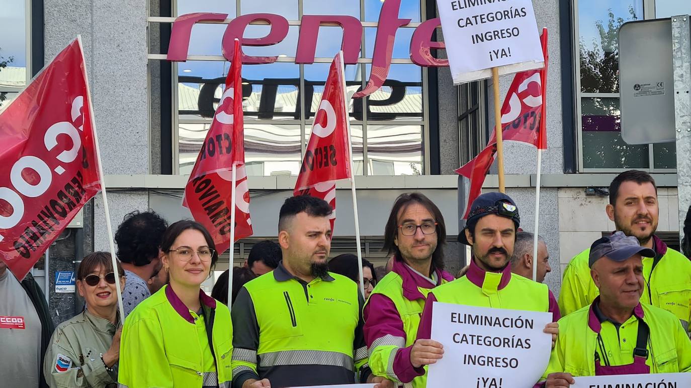 Protestas ante la sede de Renfe en León