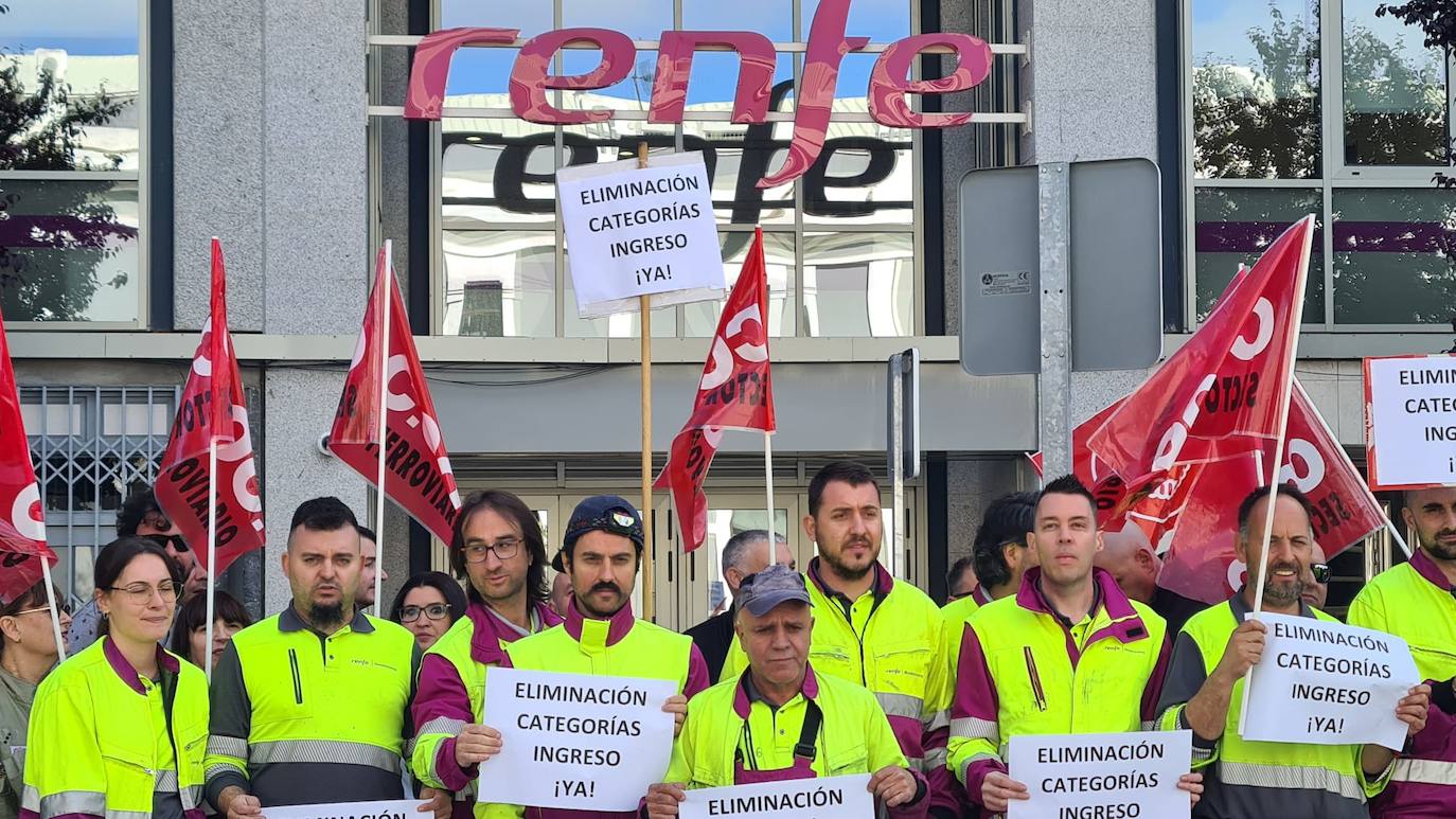 Protestas ante la sede de Renfe en León