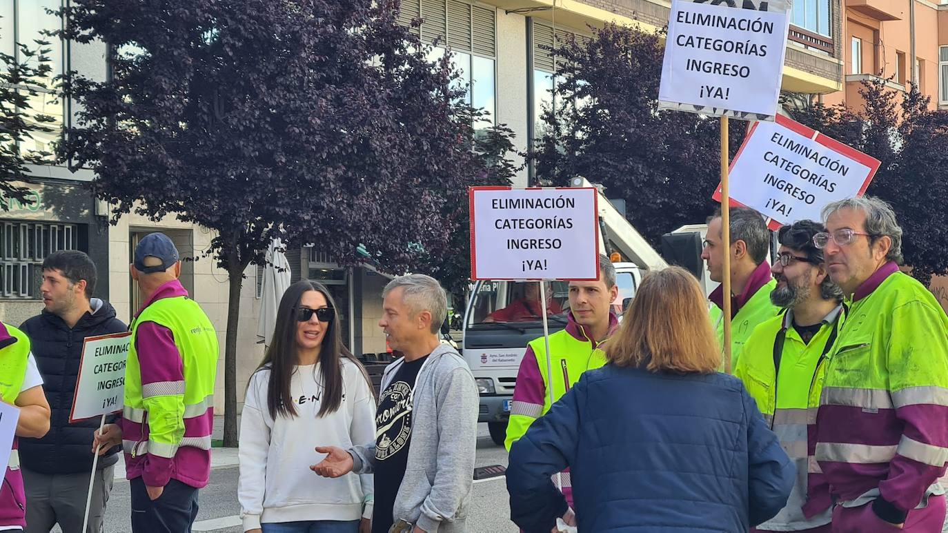 Protestas ante la sede de Renfe en León