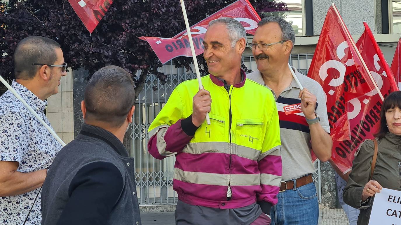 Protestas ante la sede de Renfe en León