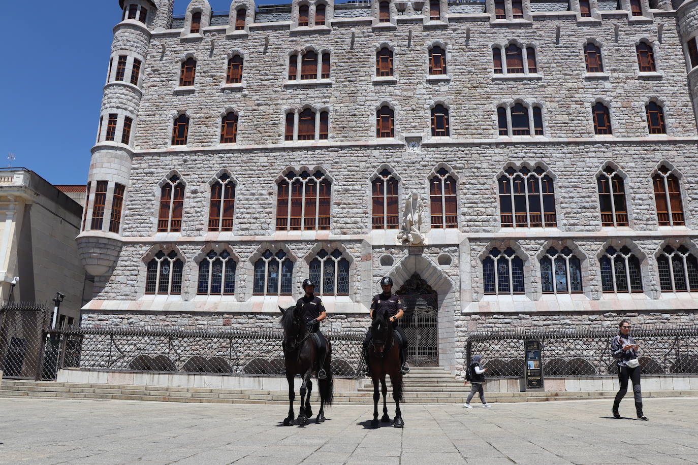 Los caballos de la Policía Nacional se pasean por León