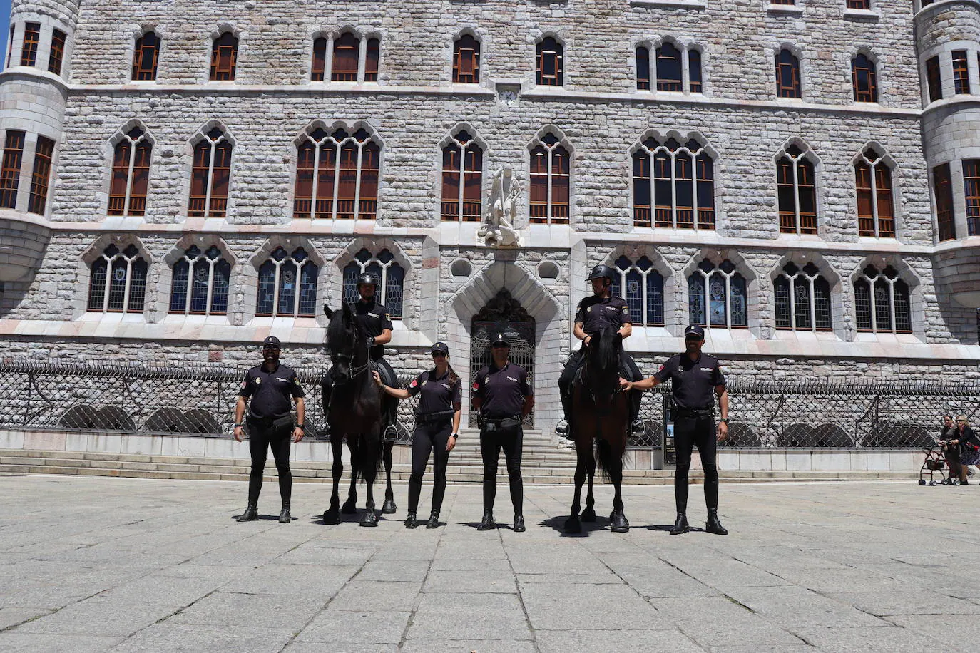 Los caballos de la Policía Nacional se pasean por León