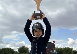 La joven Vera González posa con el trofeo que le acredita como tercera clasificada.