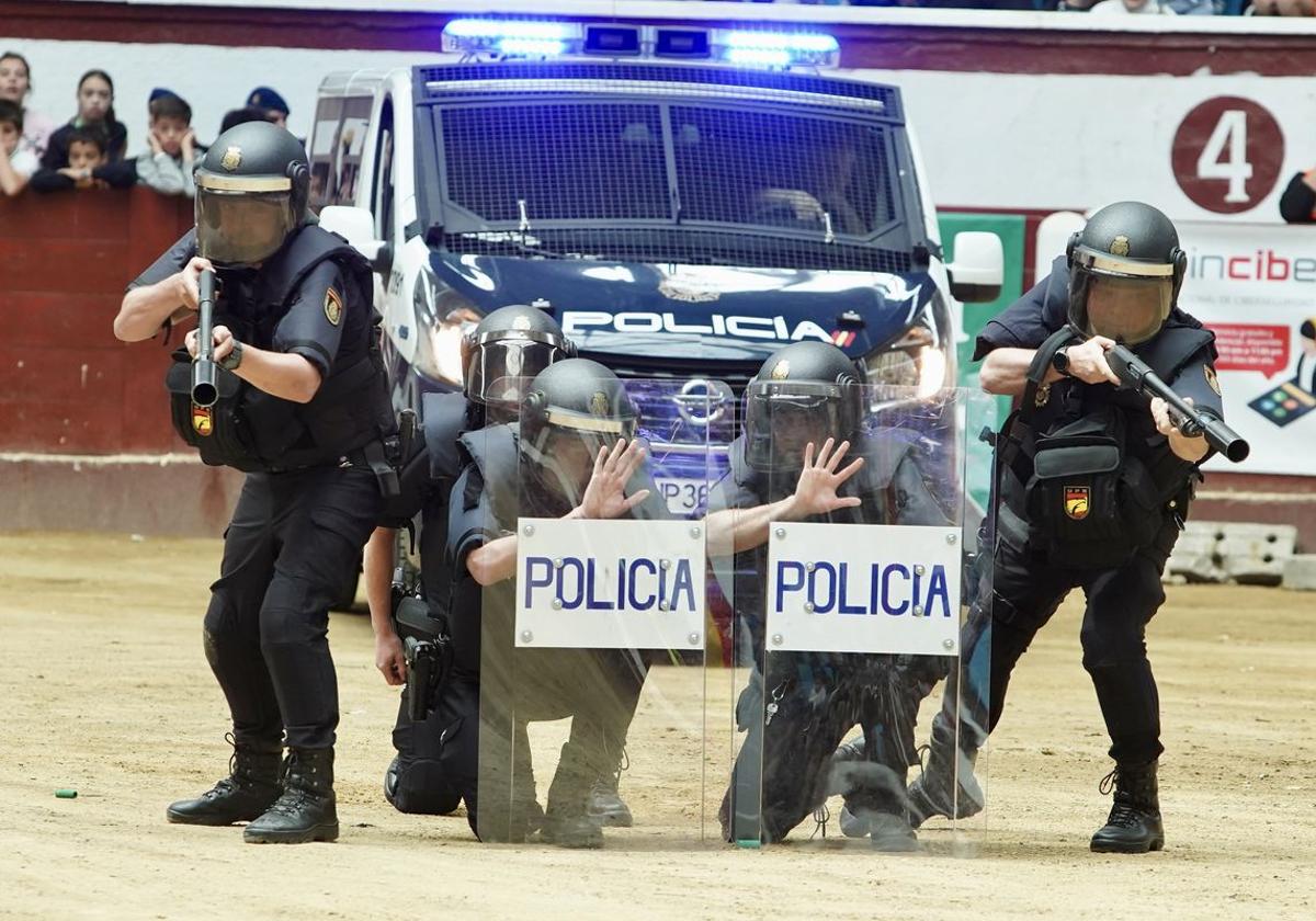 La Unidad de Prevención y Reacción (UPR) durante la exhibición en la plaza de toros.