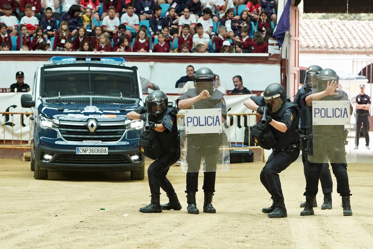 Exhibición de las diferentes unidades de la Policía Nacional en León