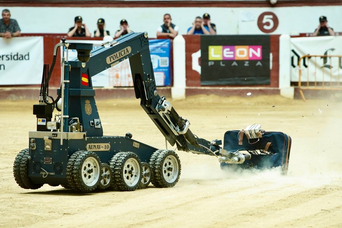 Exhibición de las diferentes unidades de la Policía Nacional en León