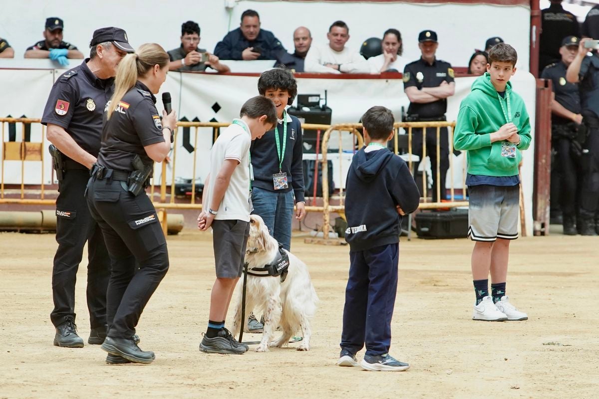 Exhibición de las diferentes unidades de la Policía Nacional en León