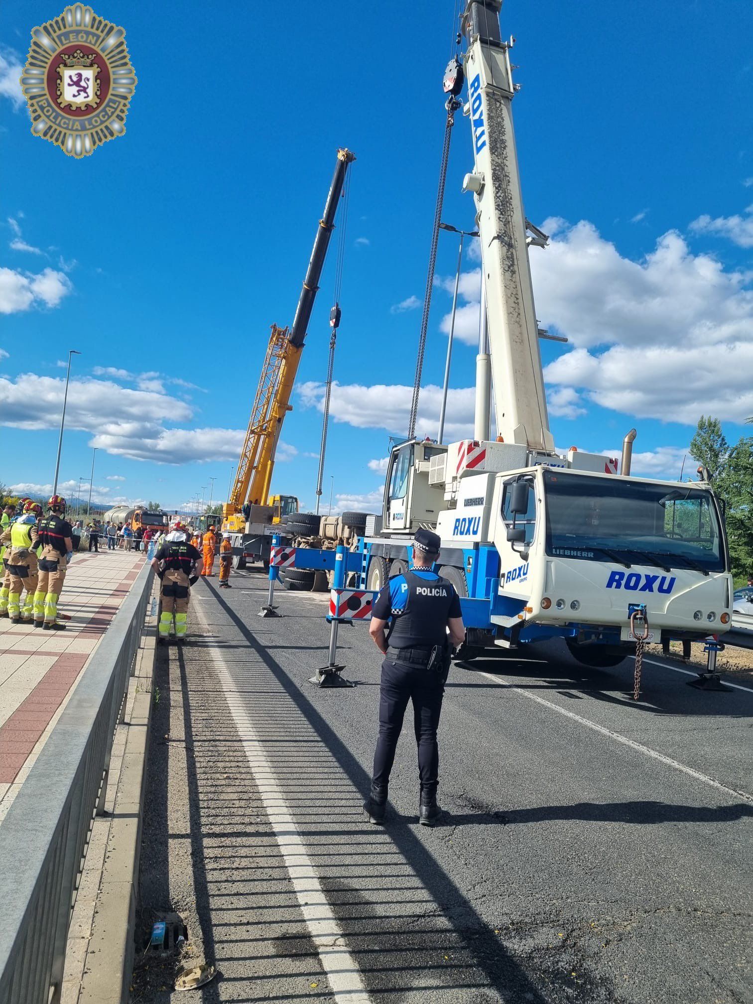 Camión volcado en la rotonda de La Granja