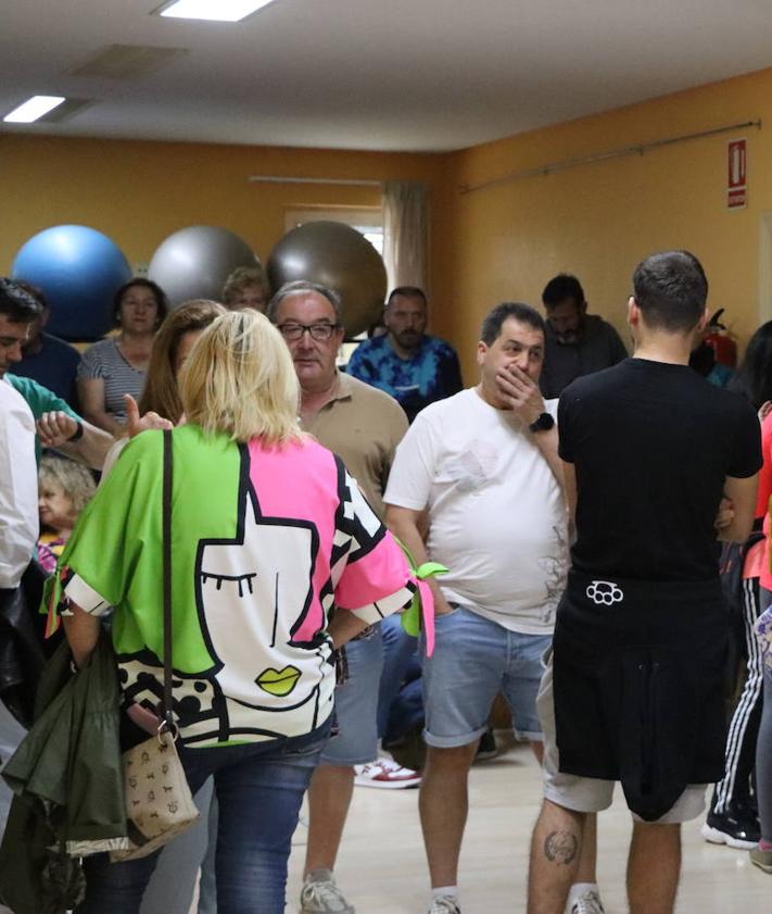 Imagen secundaria 2 - Imágenes de la reunión convocada en la Casa de la Cultura de Villaobispo.