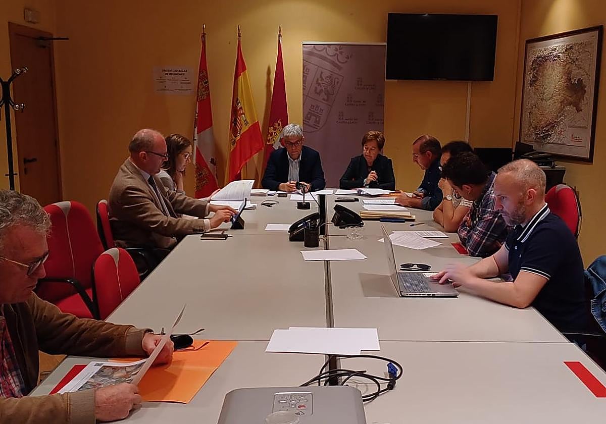Reunión en a sala de Juntas de la Delegación Territorial de León.