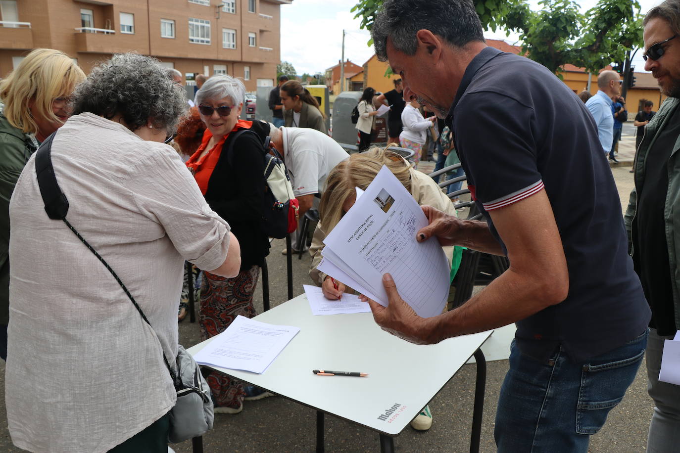 Recogida de firmas entre los vecinos de Villarrodrigo