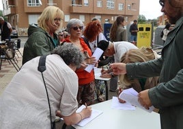 Recogida de firmas para presentar la denuncia en el Ayuntamiento de Villaquilambre.